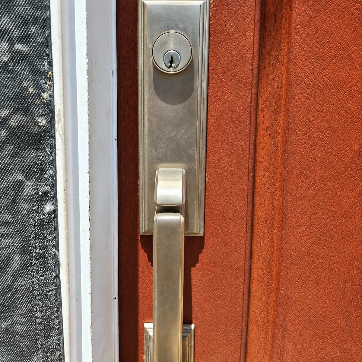 Cylinder and entry handle on a wood door